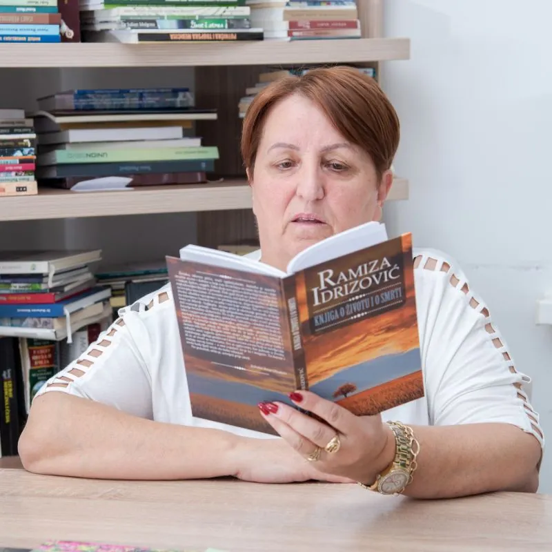 Ramiza Idrizović legge il suo libro «Knjiga o životu i o smrti»